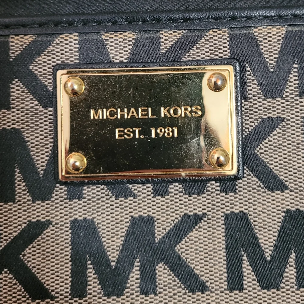Michael Kors Zip Around Wallet - Picture 2 of 5